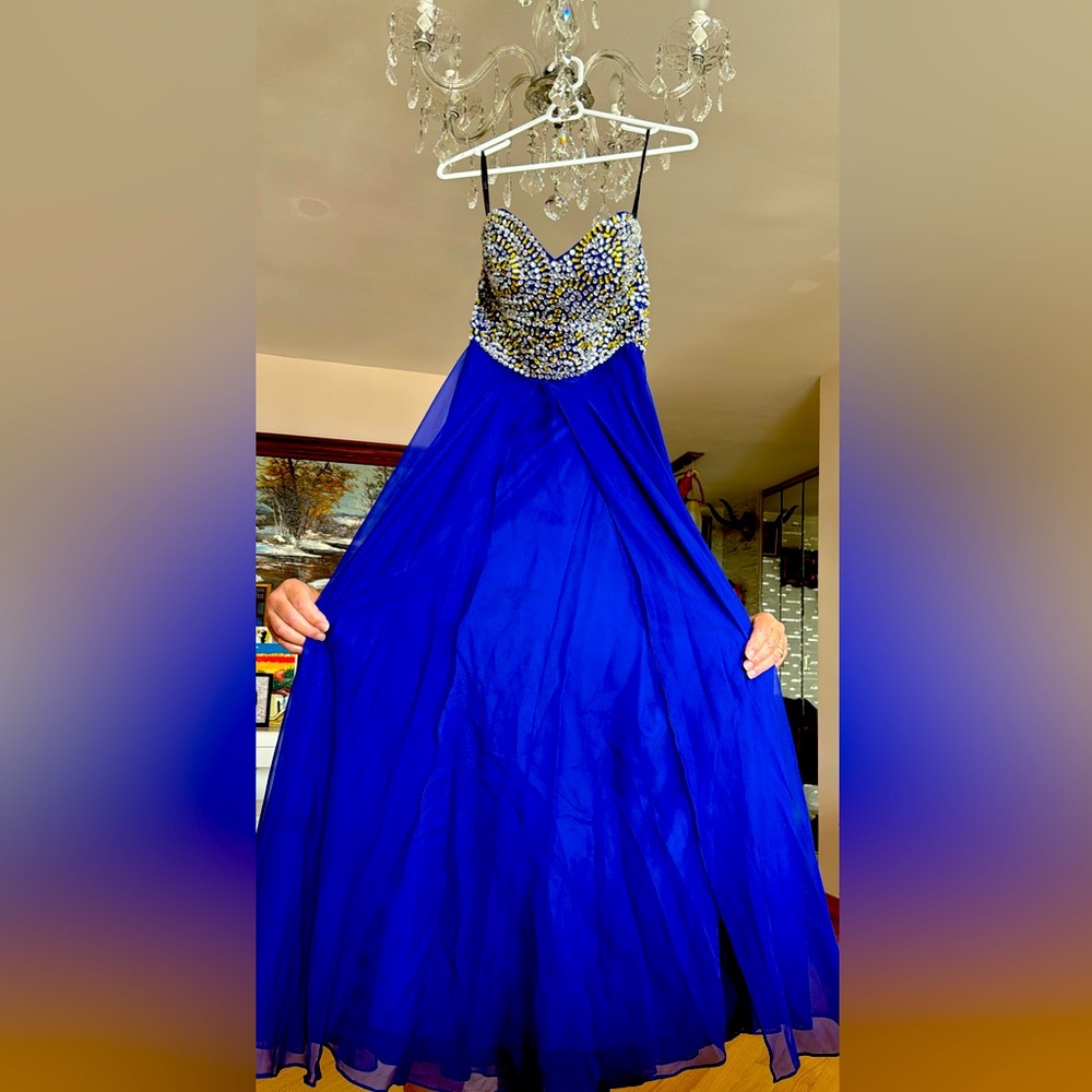 BRAND NEW!!!

PROM DRESS 
JOVANI
SIZE 6

Bay Ridge Brooklyn or UWS Manhattan